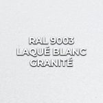 Gros plan d'un profilé de verrière RAL 9003 laqué blanc granité