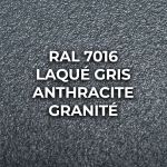 Gros plan d'un profilé de verrière RAL 7016 laqué gris anthracite granité