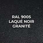 Gros plan d'un profilé de verrière RAL 9005 laqué noir granité